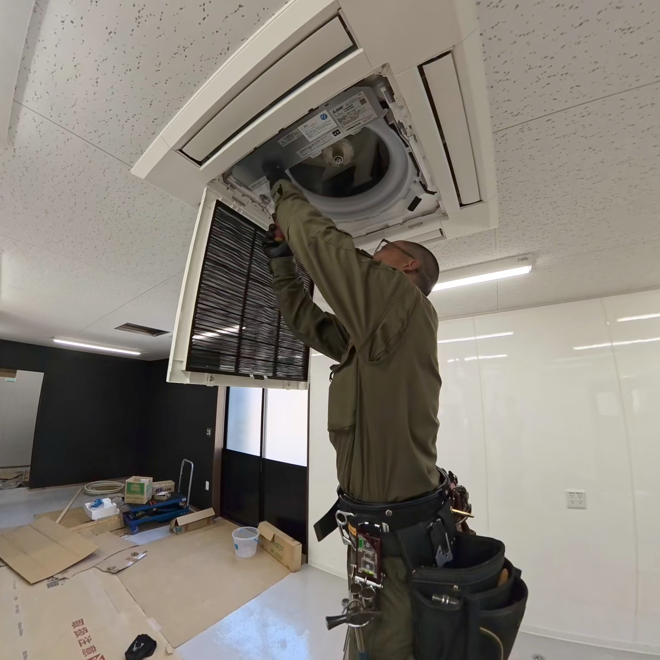 天井カセット型空調設備の施工に取り組む株式会社ウノの技術スタッフ